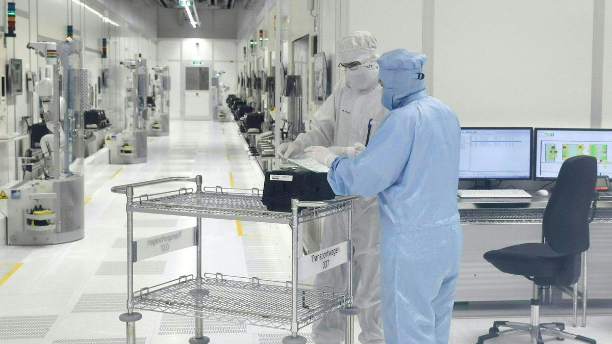 Mitarbeiter der Chip-Produktion im Reinraum des Infineon-Werks in Villach