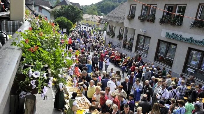 Sehr groß war der Besucherandrang schon bei der Eröffnung des 31. Krapfenkirtags