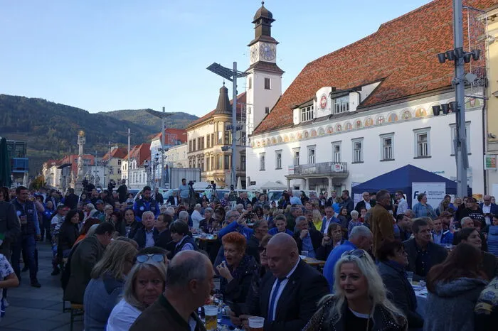 Etwa 300 Leute ließen es sich nicht entgehen, die Freiheitlichen bei ihrem Wahlkampfauftakt für die Landtagswahlen am Leobener Hauptplatz zu unterstützen. 