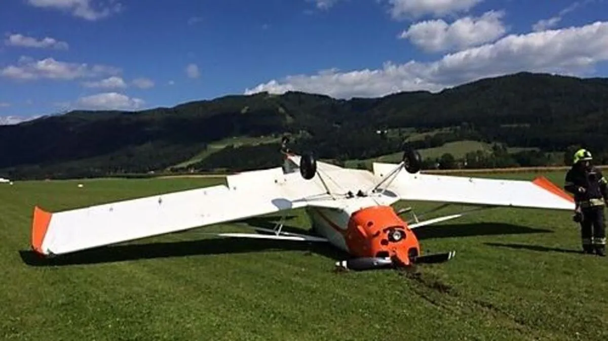 Der umgekippte Motorsegler