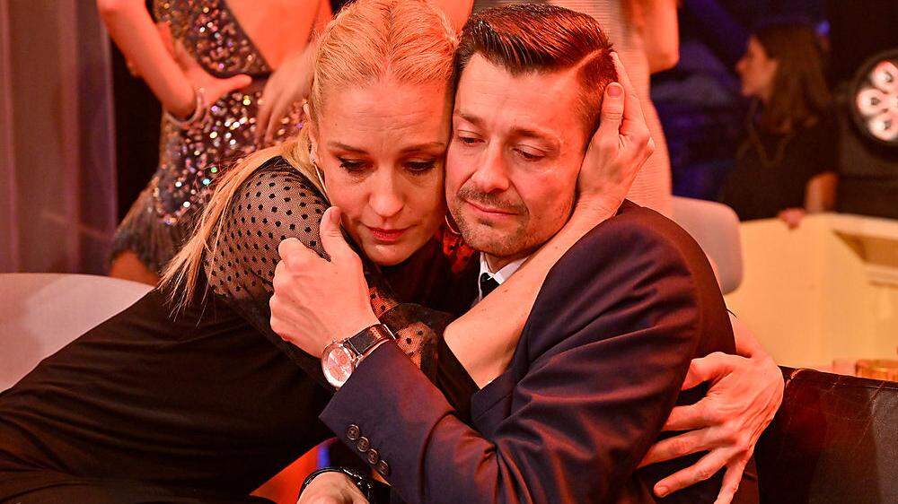 Schauspielerin Lilian Klebow drückt ihren Tanzprofi Florian Gschaider am Parkettrand: Er hat sich bei den Proben kurz vor der Liveshow verletzt