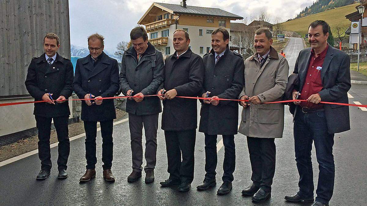 Das Band für die Straße im Bereich Unterried-Marwiesen wurde feierlich durchgeschnitten 