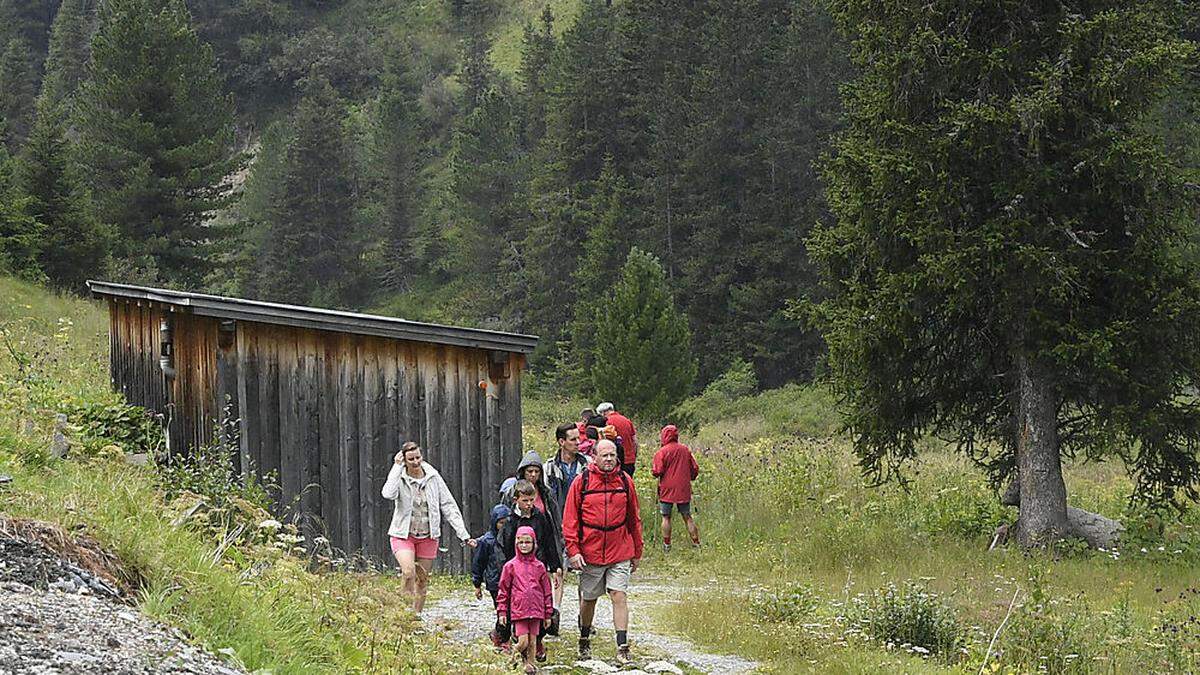 Bei Wanderungen, wie hier in der Innerkems (Sujetfoto) sollte man auf die Wettervorhersagen achten