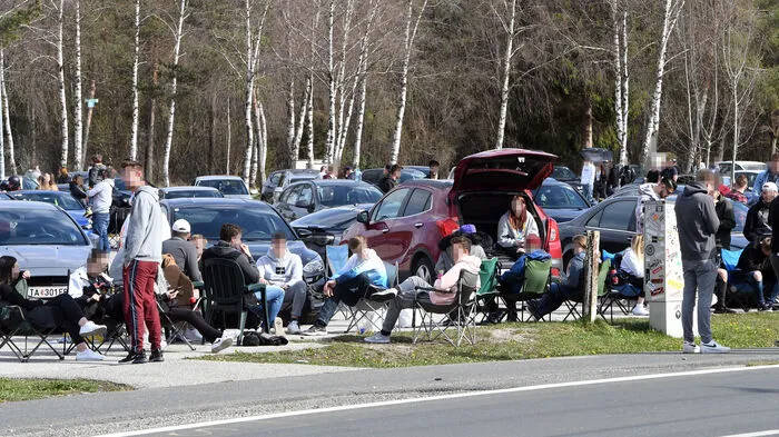 Die Hobby-Tuner versammelten sich zahlreich, auch rund um den Parkplatz