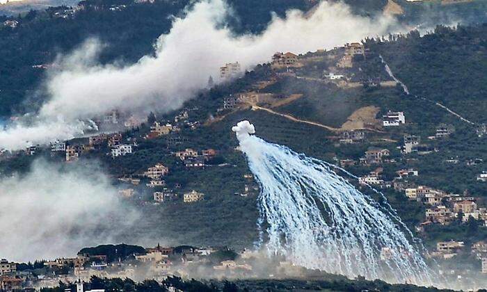 Rauch über einem südlibanesischem Dorf | Der Libanon und Israel teilen sich eine Grenze.