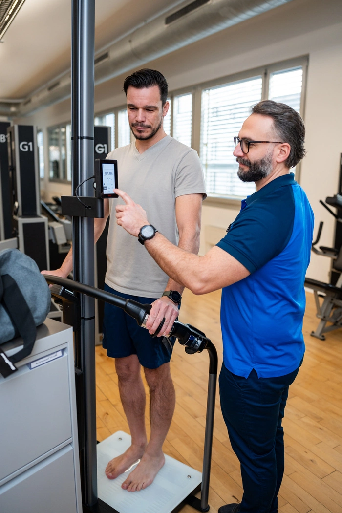 24 Sekunden, so lange dauert die Bioelektrische Impedanzanalyse, die Aufschluss über die konkrete Körperzusammensetzung gibt