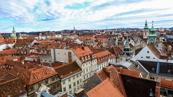 Am Dach des Grazer Rathauses hat man einen herrlichen 360-Grad-Blick, hier Richtung Südosten mit der Herz-Jesu-Kirche, der Stadtpfarrkirche und dem Landhaus in der Mitte und dem Styria Media Center rechts im Bild.