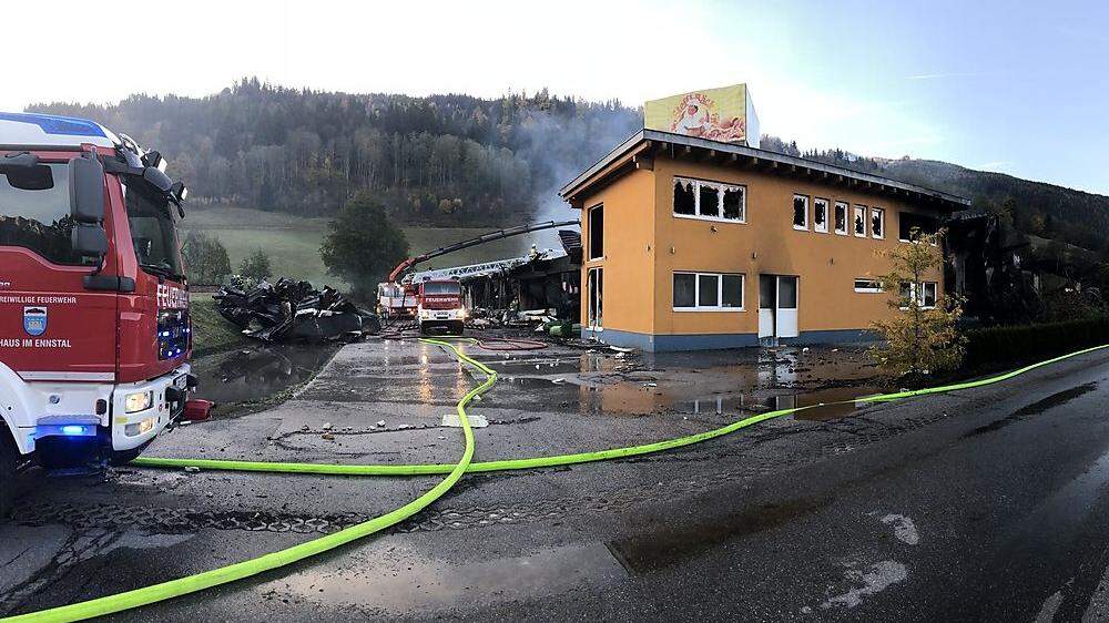 Ein desaströses Bild boten die Produktionshalle wie das davorstehende Bürogebäude nach dem Brand am Dienstagmorgen 