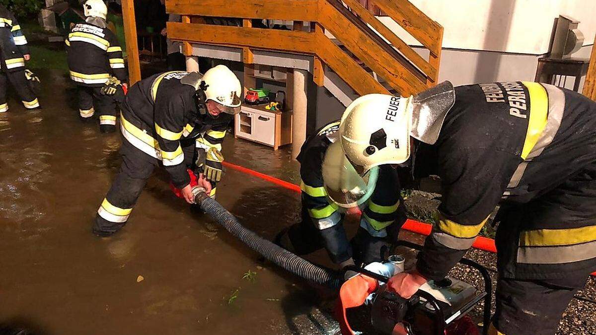 In Stein im Jauntal mussten die Feuerwehren kurz nach der Bergung eines Fahrzeugs aus der Drau zu Unwettereinsätzen ausrücken