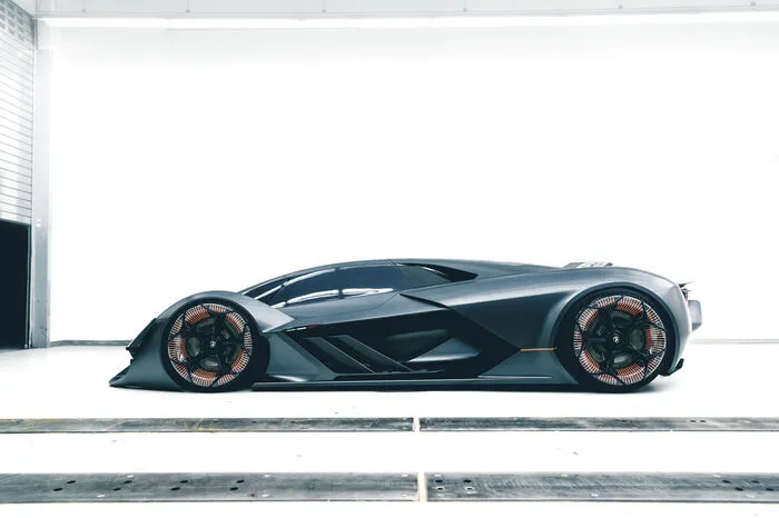 Das virtuelle Cockpit im „Terzo Millennio“ kann mehr als reines Fahren auf den Autobahnen der Zukunft: Mittels Fahrsimulator führt ein virtueller Experte den Piloten über eine Rennstrecke wie diejenige in Imola, bevor er selbst übernimmt, um sich in seinem Fahrzeug als Formel-1-Pilot zu erleben, während er dem Ghost Car folgt.