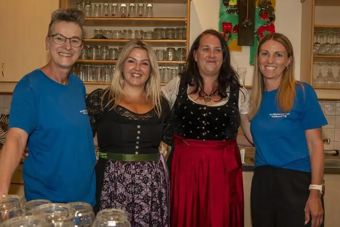 Obfrau Martina Gruber (3. v.l.) bedankt sich bei ihrem Team, für die perfekte Arbeit.  Bei der Freiwilligen Feuerwehr Steuerberg und der Landjugend Steuerberg für die Unterstützung. 