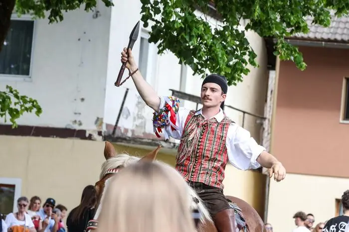 Jahreskirchtag in Feistritz an der Gail am Pfingstmontag  Kufenstechen
