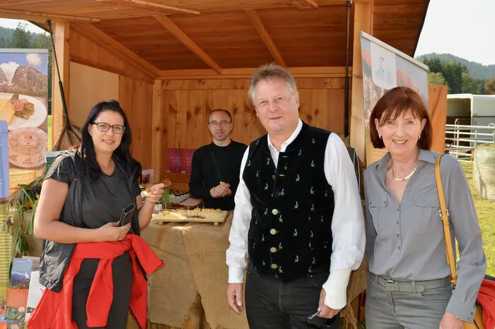 Landesrätin Sara Schaar mit Hermagor-Bürgermeister Leopold Astner und Gattin Heidi