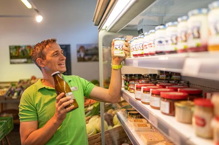 Als die ersten Lieferanten auf Milch-Pfandflaschen umgestiegen sind, hat sich in Hillebrands Geschäft der Milch-Absatz verdoppelt. Heute ziehen sogar wieder große Molkereien wie Berglandmilch nach und führen - auf ausdrücklichen Kundenwunsch - wieder ein Pfandsystem ein.