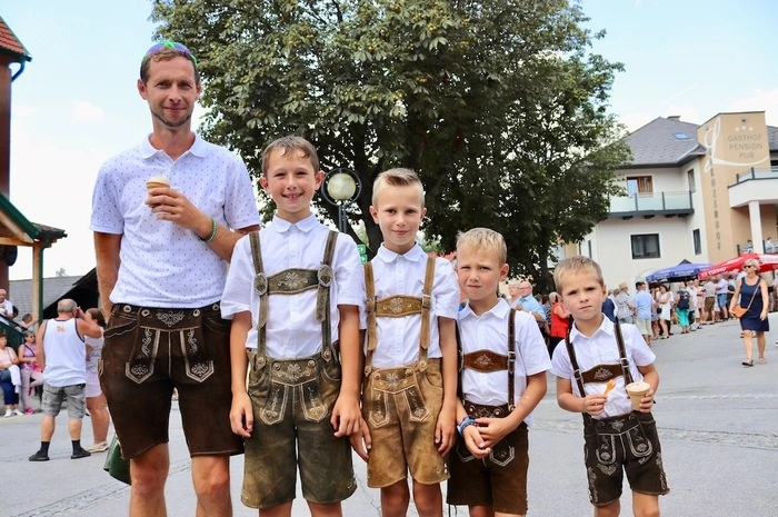 Die Mitgliedsgemeinden der Steirischen Blumenstraße sind St. Kathrein am Offenegg, Pöllauberg, St. Jakob im Walde, Strallegg, Wenigzell, Vorau, Waldbach-Mönichwald, Fischbach, Miesenbach bei Birkfeld und St. Lorenzen am Wechsel. Der nächste Blumenkorso findet dann 2021 in Pöllauberg statt. Klicken Sie sich durch die Bilder!