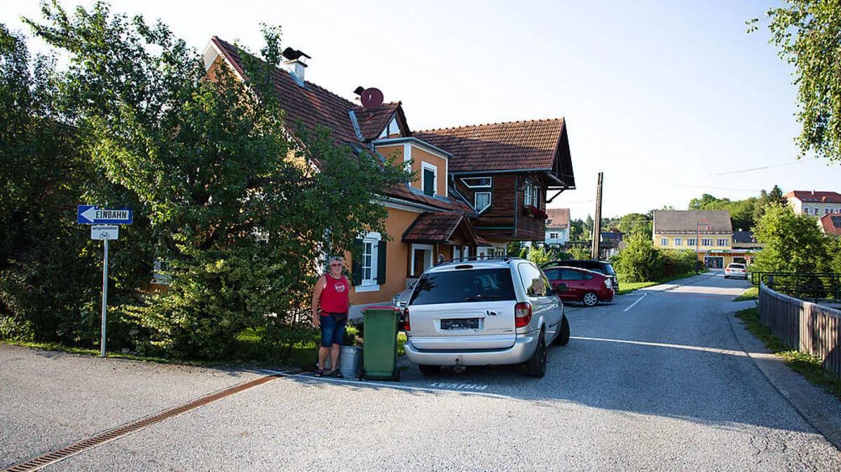 Gerhard Donnerer neben dem Auto auf seinem Grund – eine Reaktion auf entfernte Blumentröge