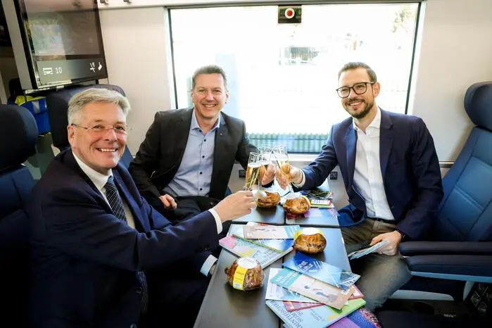 Stießen auf den Nachwuchs von Landesrat Sebastian Schuschnig (rechts) an: Kärntens Landeshauptmann Peter Kaiser und sein designierter Nachfolger Daniel Fellner