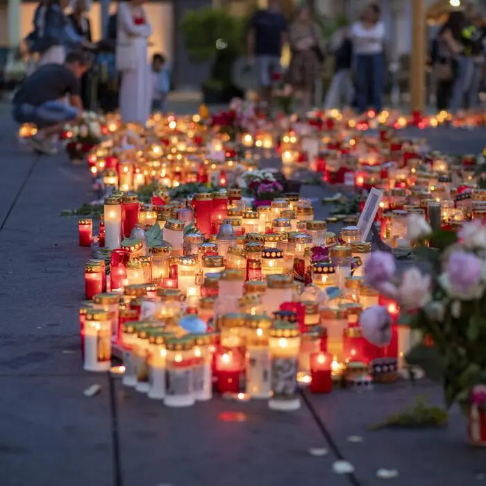 Das Bild zeigt das Kerzenmeer am Grazer Hauptplatz nach dem Amoklauf im Vorjahr