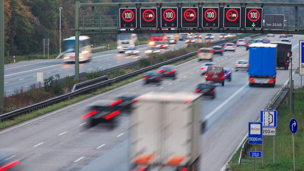 Zwei Drittel der Befragten hält wenig bis gar nichts von einem Tempolimit von 100 km/h auf den Autobahnen aus Klimaschutzgründen