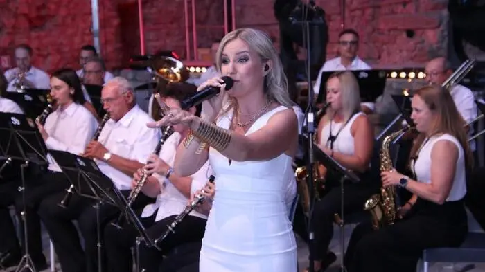 Prächtige Stimmung, festlich in Weiß gekleidete Besucher und eine Reihe von Schlagerstars, das war die vierte „Voitsberger Schlagernacht in Weiß“ auf der Burg Obervoitsberg.
Der heimische Star Natalie Holzner eröffnete gemeinsam mit der Bergkapelle Oberdorf Bärnbach mit viel Schwung die Gala.