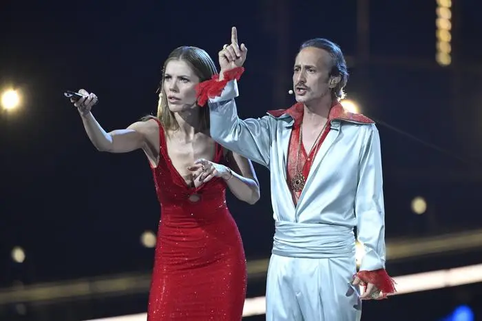 Die Hosts Victoria Swarovski und Michael Ostrowski 