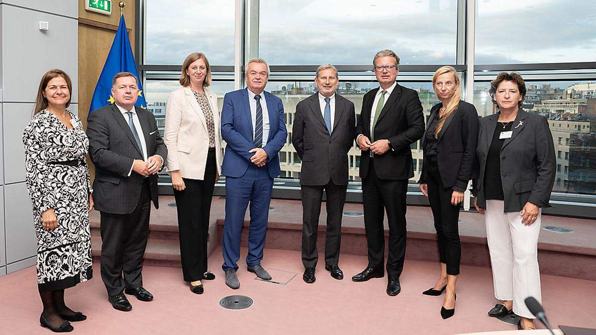 Steirische Regierer bei EU-Kommissar Hahn (4. v. r.) in Brüssel  
