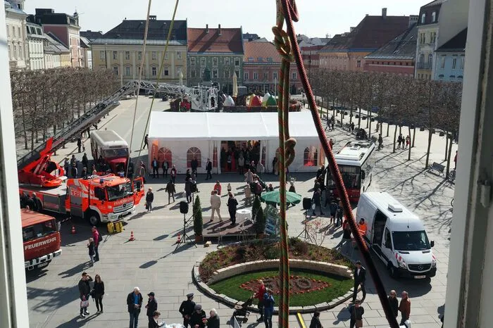 Viele Schaulustige sahen sich das Programm, das natürlich das 500-jährige Jubiläum der Lindwurmstadt zum Schwerpunkt hatte, an. Viele Räume des Rathauses waren geöffnet.