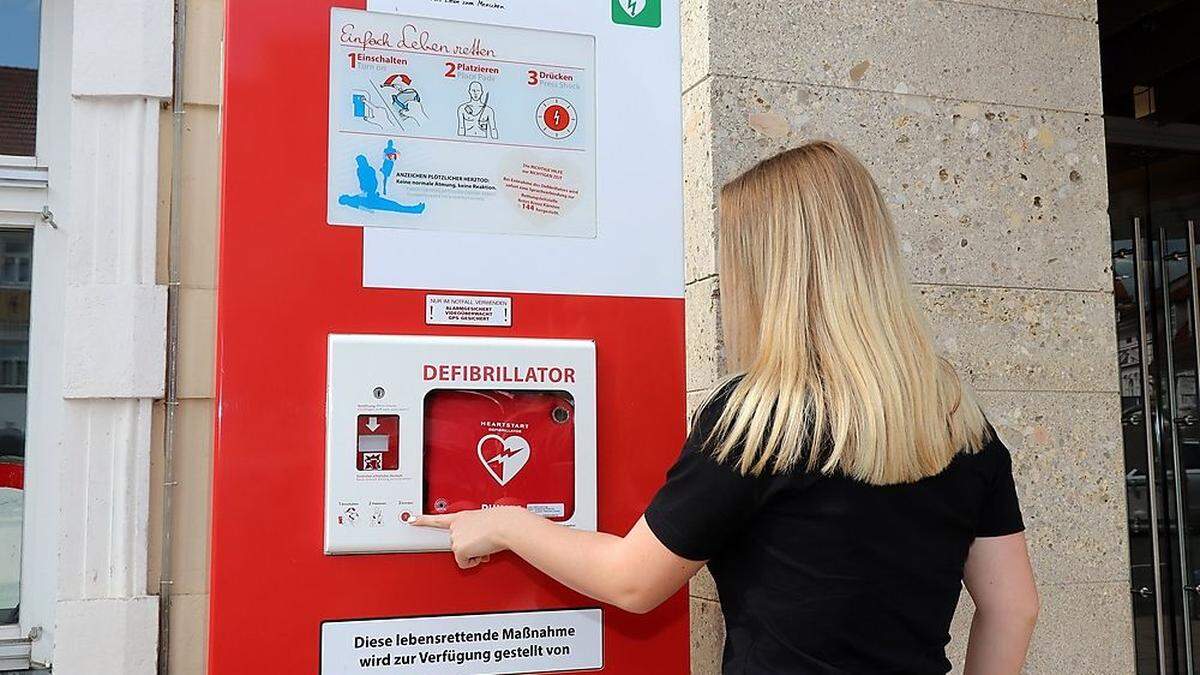 Es gibt bereits Defibrillator-Standorte in Feldkirchen, etwa am Hauptplatz