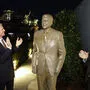 US-Außenminister Mike Pompeo (rechts) enthüllt im Beisein von  Fred Ryan (Reagan-Stiftung) die Statue auf dem Dach der US-Botschaft am Brandenburger Tor