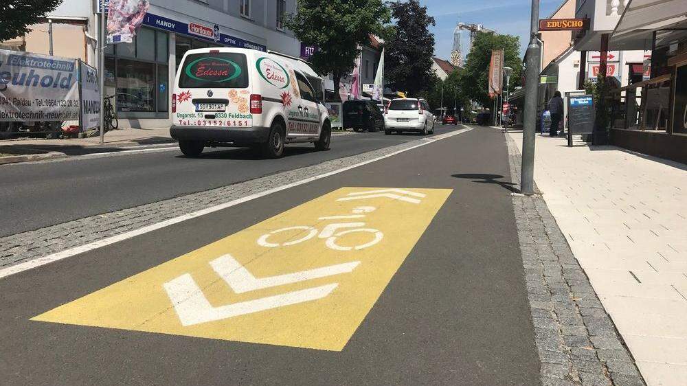 Bunte Markierungen, wie hier in der Ungarstraße, zeigen Radfahrern in Feldbach den Weg