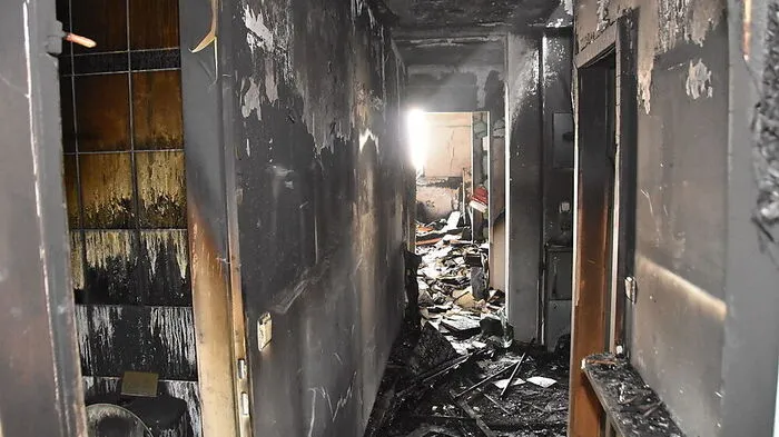 Die Feuerwehr fand die Frau bewusstlos in ihrer Wohnung
