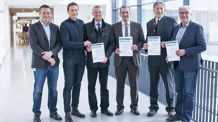 Mit dem Zertifikat, von links: Marc Godlewicz (Qualitätsmanagement), Vinzenz Smekal (Ärztlicher Leiter UKH), Müller, Michael Schubert (KH Spittal), Manfred Krenn (Deutsch Ordens Spital Friesach) und Peter Pickl (Abteilungsvorstand Unfallchirurgie LKH Villach)