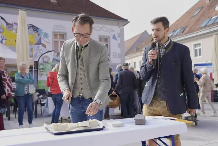 Eröffnet wurde der Reigen traditionell von Bürgermeister Matthäus Bachernegg, der zur Feier des Tages den ersten Strudel anschnitt
