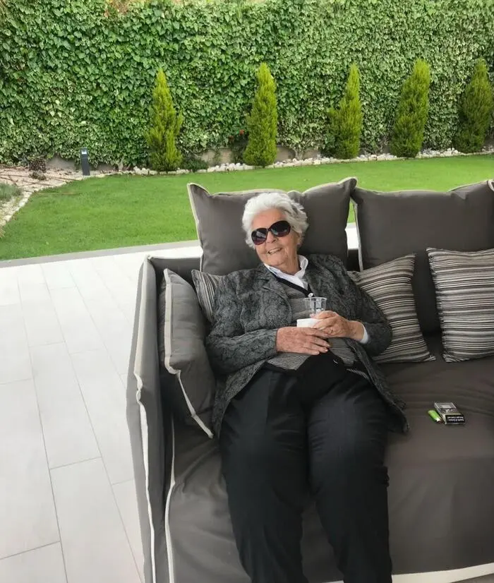 Lotte Kalcher liebte es im Garten in der Sonne zu sitzen. Ihr zu Ehren treffen sich die Familienmitglieder in Villach, wo sie aufgewachsen ist