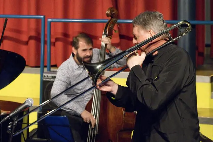 Herwig, bekannt für seine Zusammenarbeit mit Größen wie Joe Henderson und Jack DeJohnette, ließ mit seinen progressiven Jazzklängen das erschienene Publikum in eine Welt erstklassiger Musik eintauchen: Ein Highlight für Jazzfans.