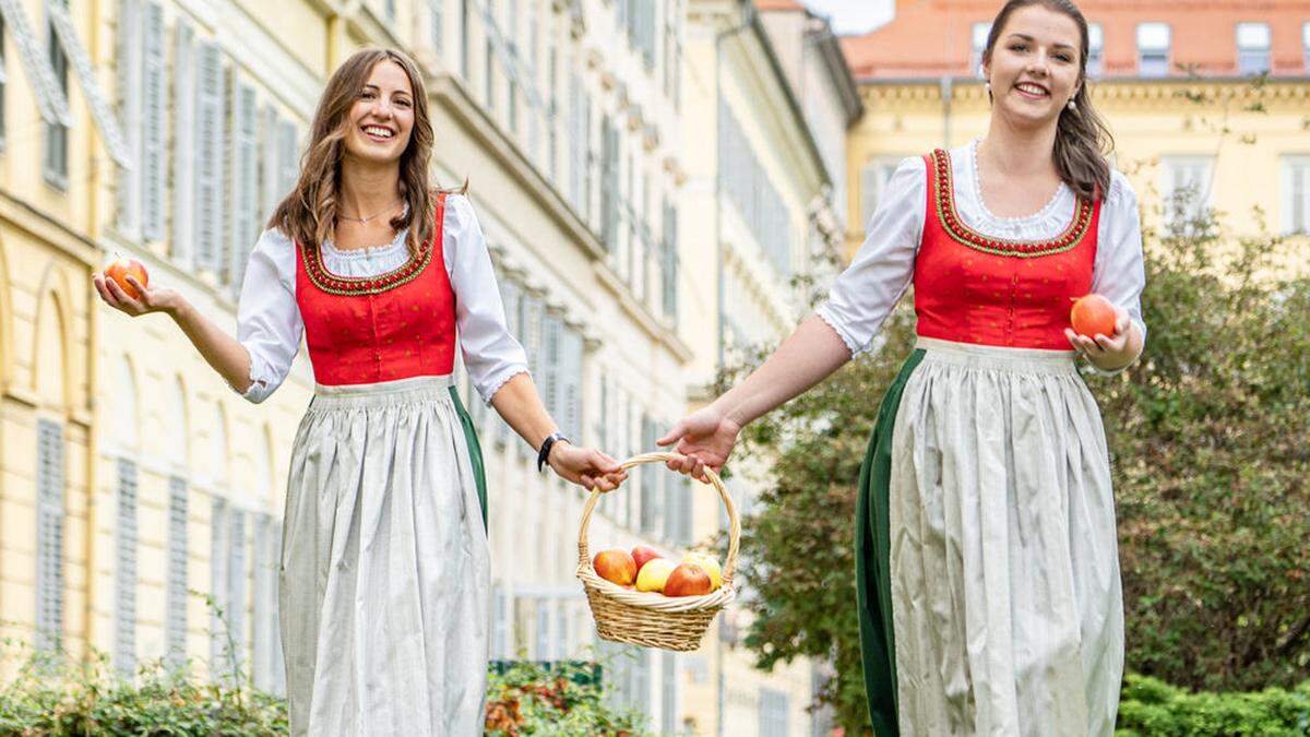 Apfelkönigin Hanna Schwarz (rechts) und Prinzessin Judith Maier werden beim Aufsteirern gekrönt