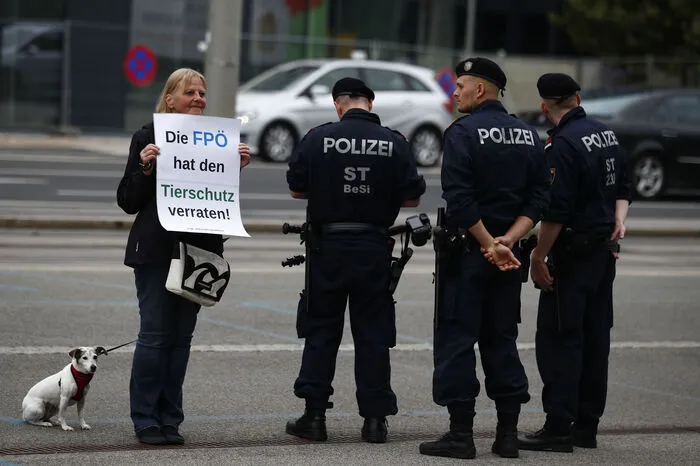 Kritische Stimmen gab es nur vor den Toren der Stadthalle.