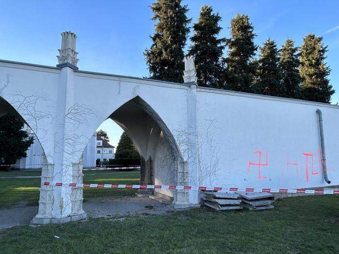 Hakenkreuz und NS-Parolen an der Außenwand 