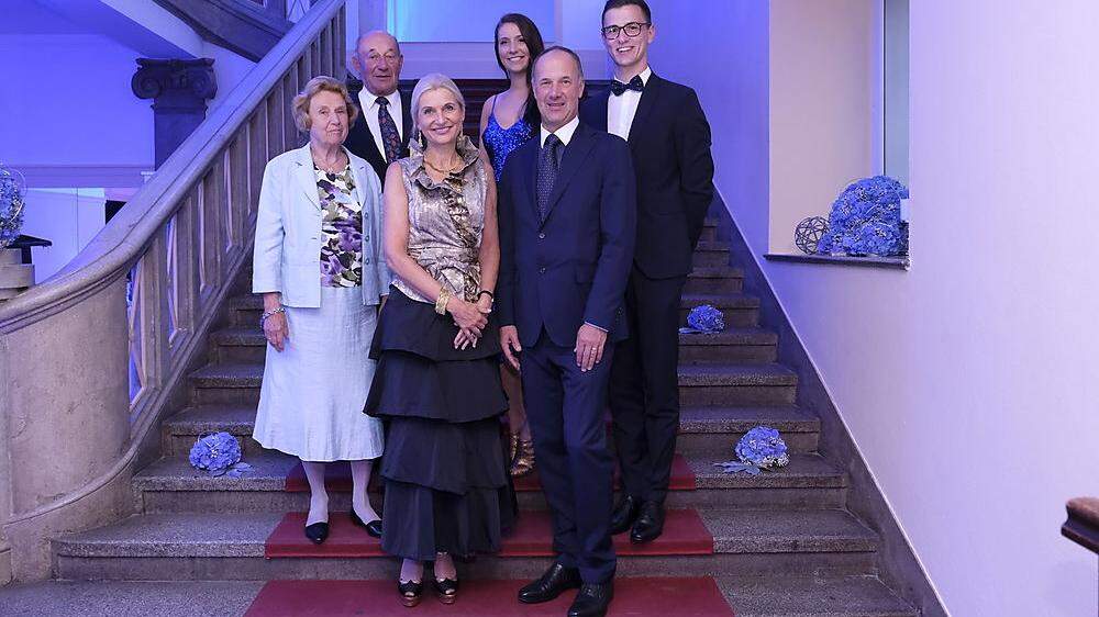 Die Familie Holzgruber mit Firmengründer Wolfgang (hinten links) und dem heutigen Chef Harald (vorne) beim 45-Jahr-Jubiläum