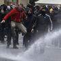 Die Polizei setzte Wasserwerfer und Tränengas gegen die teils aggressiven Demonstranten ein