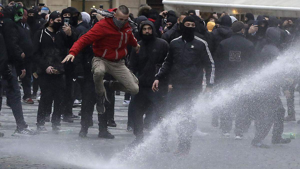Die Polizei setzte Wasserwerfer und Tränengas gegen die teils aggressiven Demonstranten ein