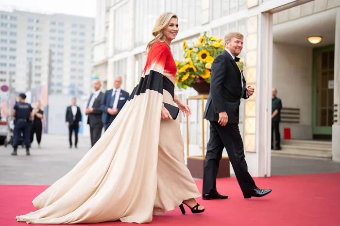 In einem wallenden Kaftan-Kleid des niederländischen Designers Jan Taminau schritt die Königin beim Konzert des niederländischen Kammerchors im Konzerthaus über den roten Teppich.