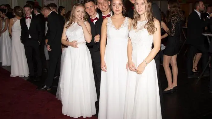 Unter dem Motto "BORG Finals - Gemeinsam zum letzten Auftritt" eröffneten die Maturaklassen 8c und 8s des Borg Hartberg den Reigen der Maturabälle.