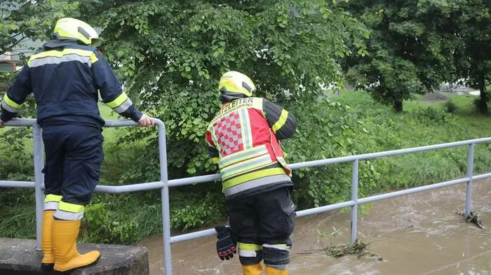 Nach einem kurzen Gewitter kam es am 8. Juni zu mehreren Unwettereinsätzen im Feuerwehrbereich Knittelfeld. In der Gemeinde Lobmingtal, Ortsteil Großlobming, suchten sich die Wassermassen den Weg quer durch die Ortschaft.