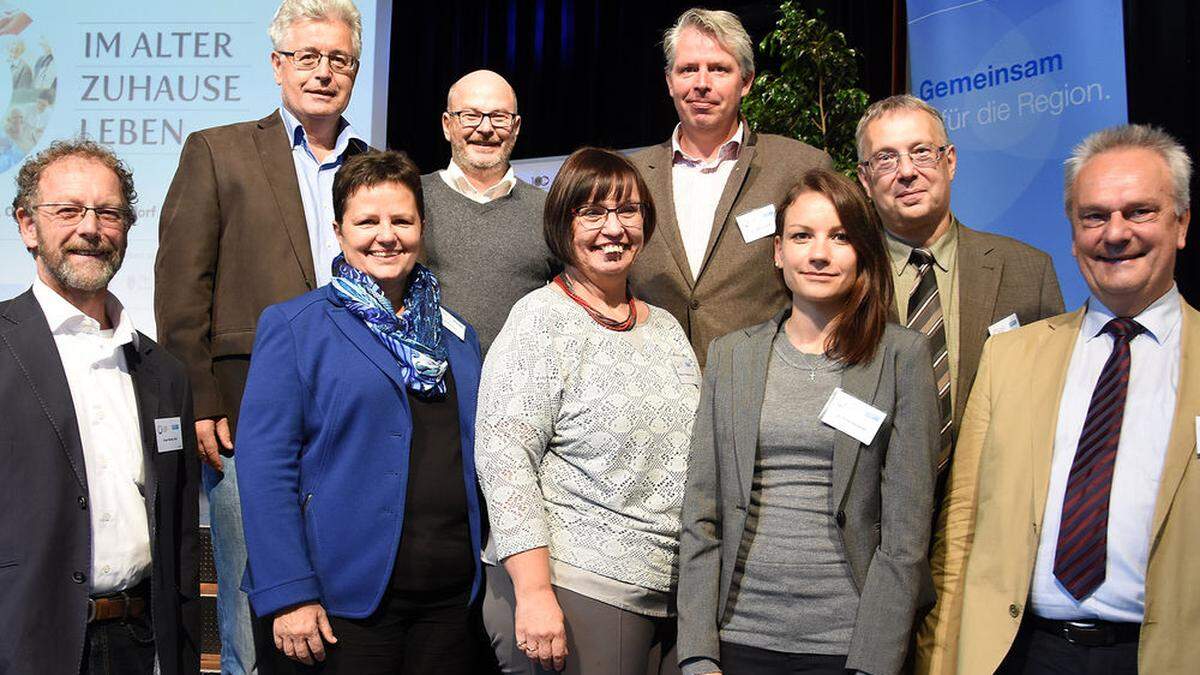 Referentinnen der Fachkonferenz in Gleisdorf mit den Gastgebern Peter Lidl, Lionsclub Gleisdorf (hinten links), Eva Skergeth-Lopic, Chance B (vorne Mitte) und Franz Wolfmayr, EASPD (vorne rechts)