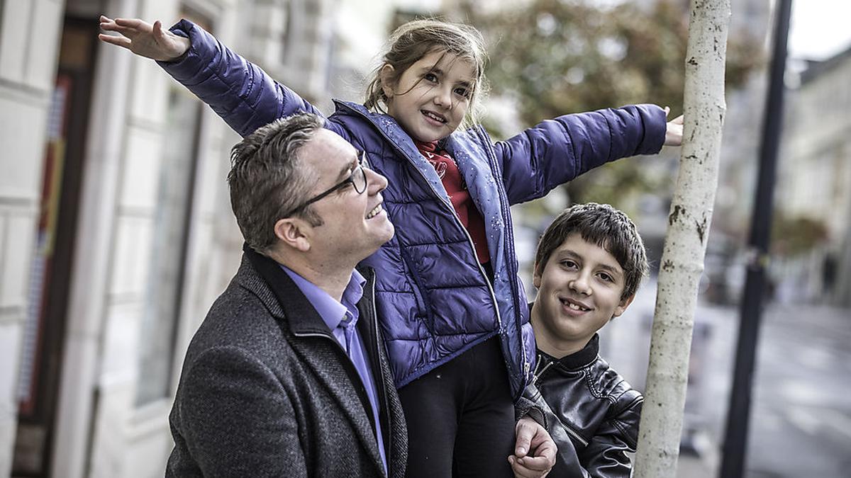 Ein starkes Team: Papa Grießer und seine Kinder Mona und Joel halten fest zusammen.