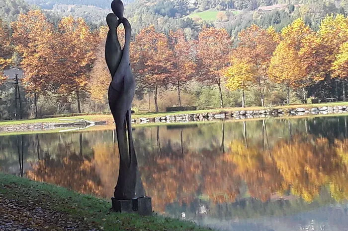 Das bunte Bild der Wälder spiegelt sich im Stubenbergsee.