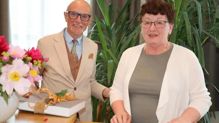 Die Bücherei Kirchbach feierte kürzlich ihr 50-jähriges Bestehen. Genauso lang leitete Alois Doppen (l.) die Einrichtung. Nun übergab er die Leitung an Ilse Jahrmann (r.)