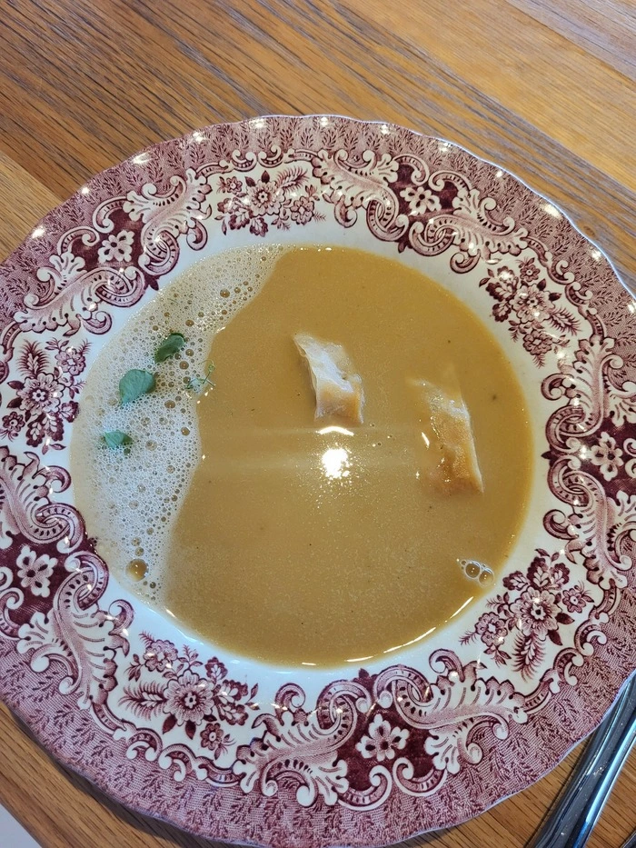 Weißbierschaumsuppe mit Pastinakenscheibchen.
