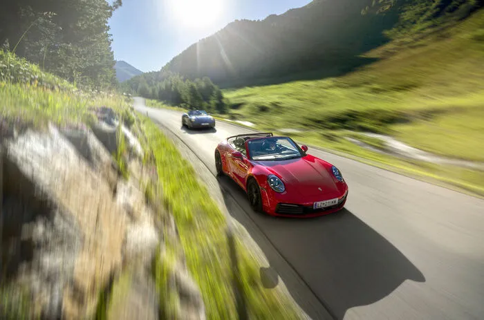 Im Vier-Nächte-Angebot des Defereggental-Hotel & Resorts ist auch ein Tagesausflug im Porsche 911 inkludiert